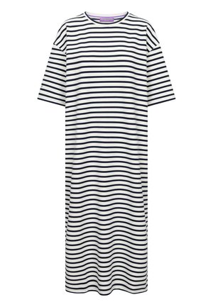 Witte jurk tot op de knie met korte mouwen en zwarte horizontale strepen over de hele jurk.