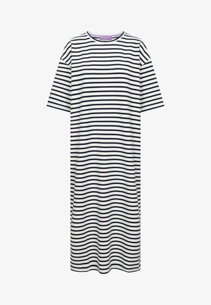 Biała sukienka do kolan z krótkimi rękawami i czarnymi poziomymi paskami na całej powierzchni.