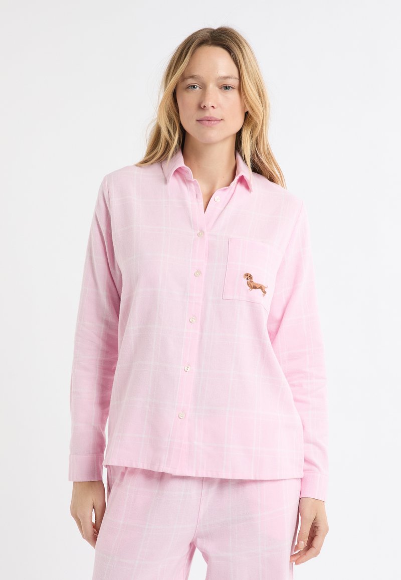 Różowy, kratkowany flanelowy zestaw piżamowy, składający się z koszuli na guziki z kieszonką na piersi i małym haftowanym wzorem psa. Długie rękawy, miękka struktura.