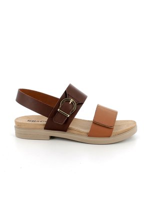 Sandalo piatto aperto marrone e beige con soletta imbottita, cinturino regolabile con fibbia sul collo del piede e cinturino elastico sul tallone su sfondo bianco.
