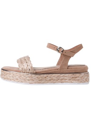 Beige platformsandal med flettet stråsål, flettet frontrem og justerbar ankelrem med metalspænde.