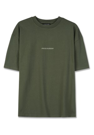 Maslinasto zeleni pamučni majica s kratkim rukavima, s jednostavnim, središnjim logom "PEGADOR" u kontrastnom tekstu. Klasični dizajn s okruglim izrezom.