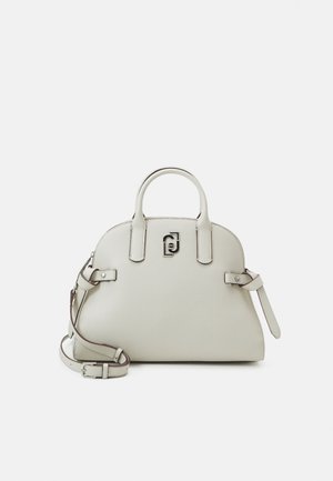 Jasnoszara skórzana torebka z podwójnymi uchwytami, metalowym logo z przodu oraz regulowanym paskiem na ramię, prezentowana na białym tle.