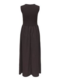 Černé šaty bez rukávů s nařaseným přiléhavým živůtkem a volnou nashromážděnou sukní sahající až k kotníkům, zobrazené zezadu.