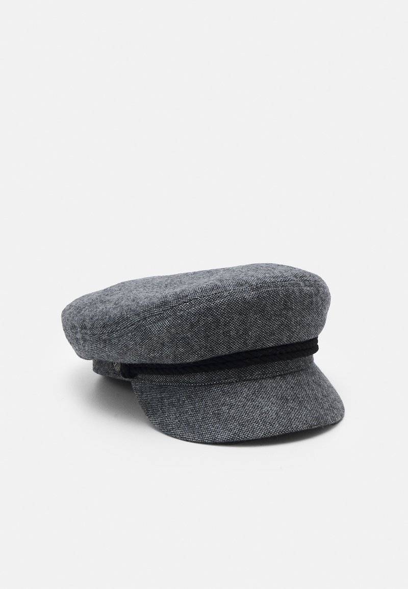 Casquette en tissu gris avec une couronne plate, une petite visière, et une bande décorative en corde noire autour de la base. Matériau texturé avec un motif subtil.