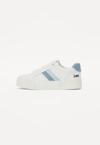 Zapatilla de lienzo blanca con acentos azul claro y franja lateral, punta redondeada y detalle texturizado en el talón. Presenta perforaciones para la transpirabilidad.