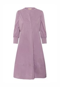 Liliowa sukienka z kołnierzykiem stojącym, detalem guzikowym i rękawami o długości trzy czwarte z bufkami. Średniej długości, wykonana z miękkiej tkaniny o gładkiej fakturze.