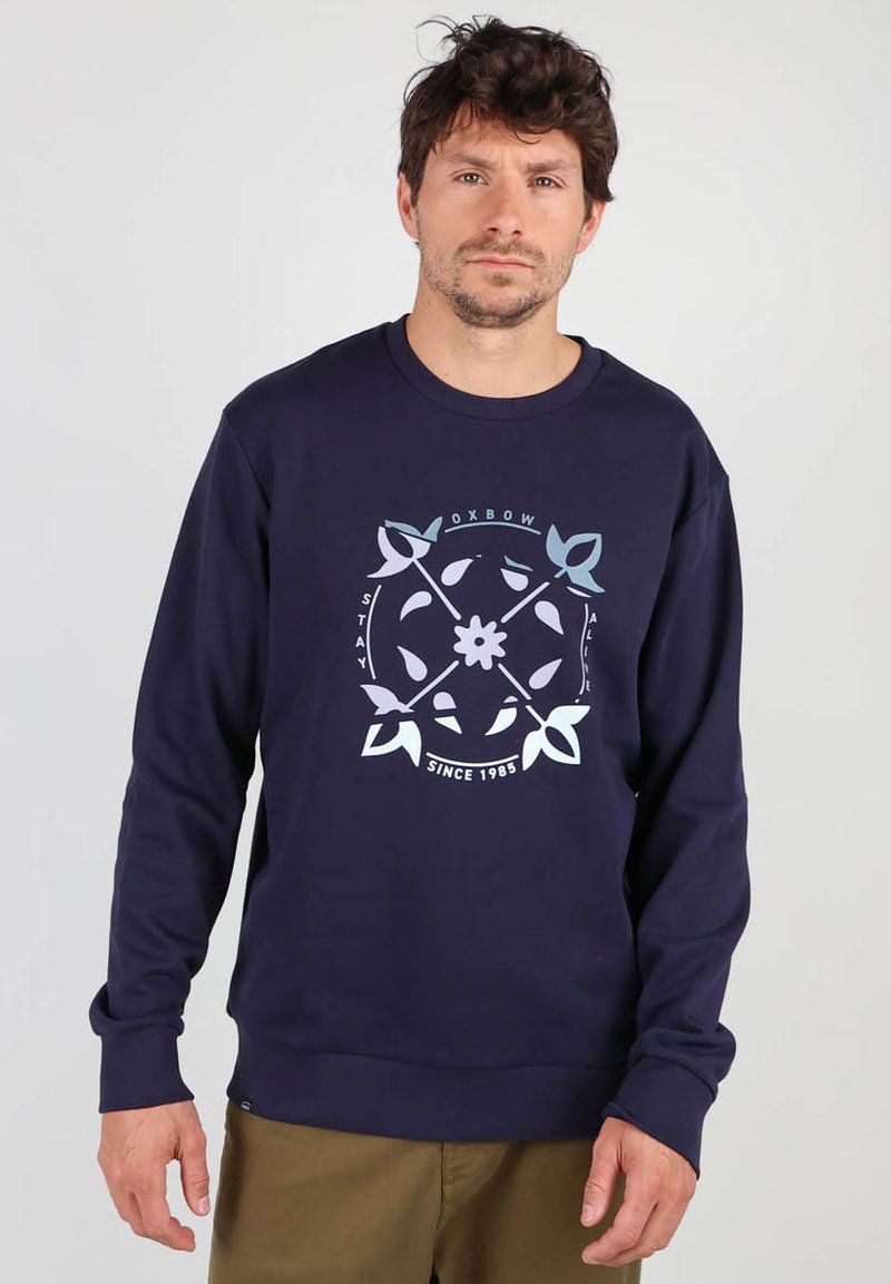 Sweatshirt bleu marine, en mélange de coton, avec un graphique central représentant des feuilles et du texte, poignets et ourlet côtelés, texture douce, coupe décontractée.