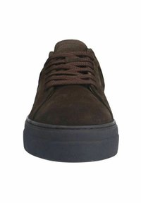 Braune Wildleder-Sneaker mit strukturierter Oberfläche, braunen Schnürsenkeln und einer dicken schwarzen Gummisohle. Minimalistisches Design und runde Zehenform.