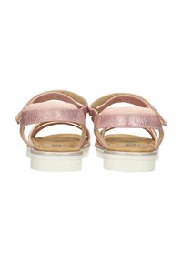 Sandali metallici rosa con cinturini regolabili, soletta imbottita, suola bianca e apertura sul retro. Cinturini testurizzati e dettagli di leggera lucentezza.