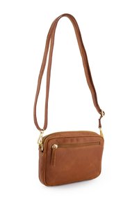 Brun læder crossover taske med lynlåslukning, en ekstra frontlomme og en lang justerbar strop. Glat tekstur.