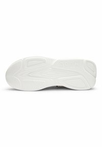 Weiße Sportschuhsohle mit strukturierten Mustern, ausgestattet mit einem Logo und verschiedenen Grip-Details für verbesserten Halt. Glattes Gummimaterial.