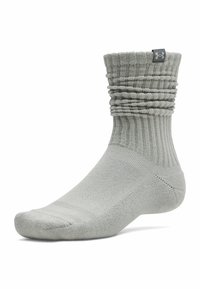 Siva gležnjarica z rebrasto zasnovo in nabranim zgornjim delom. Gladek tekstura in ojačan prst z majhno logotipno oznako na manšeti.