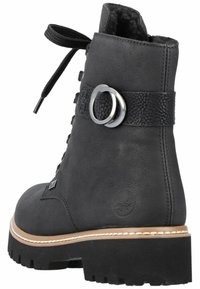 Bottine en cuir noir à lacets avec une sangle texturée, accent en anneau argenté et semelle en caoutchouc épaisse. Dispose d'un intérieur rembourré et de coutures solides.