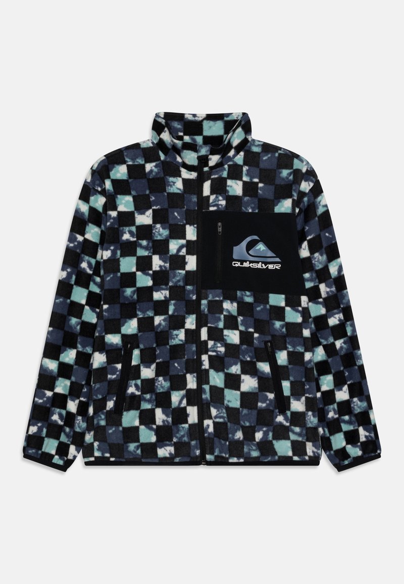 Veste polaire à motif à carreaux noir, bleu et blanc, poche poitrine zippée noire avec logo et deux poches latérales zippées.