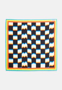 Pañuelo cuadrado con rayas verticales en blanco y negro, líneas onduladas en azul, amarillo y naranja, y un borde en turquesa, amarillo y naranja.