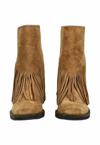 Ein Paar braune Wildleder-Stiefeletten mit Fransenverzierungen an der Vorderseite und schwarzen Gummisohlen, von vorne betrachtet.