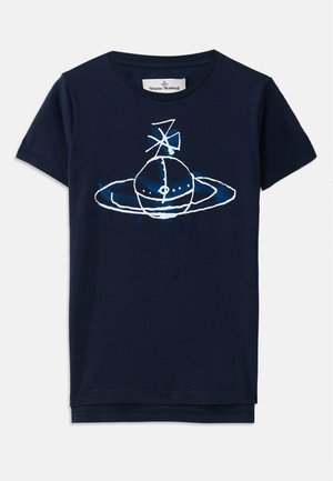 Camiseta de algodón color azul marino con un gráfico blanco y azul claro de un planeta con anillos y un diseño de satélite. Manga corta y cuello redondo.