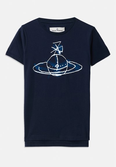 Námornícky modré bavlnené tričko s bielou a svetlo modrou grafikou planéty s prstencom a dizajnom satelitu. Krátke rukávy a okrúhly výstrih.