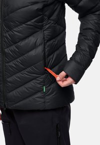 Schwarze Daunenjacke mit Chevron-Steppung, Reißverschlusstaschen und einem leuchtend orangefarbenen "PACK AWAY"-Zugband. Strukturierter Stoff mit glänzender Oberfläche.