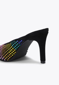 Mulo alto in suede nero con tacco a stiletto affusolato, caratterizzato da una gradazione di brillantini colorati sulla parte anteriore e una texture liscia.