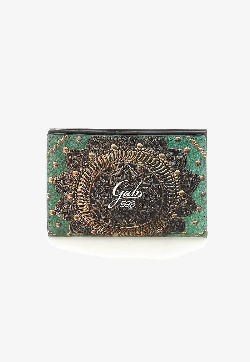 Portafoglio verde in pelle con un intricato design stampato, dettagli metallici e un logo prominente in bianco. Texture con dettagli in rilievo.
