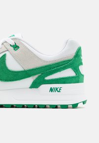 Nike Golf AIR PEGASUS 89 - Zapatos de golf (sin clavos) - white/malachite/photon dust