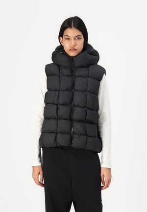 Svart puffervest med quiltet design, høy krage og glidelås foran, med en lett, polstret tekstur for varme og komfort.