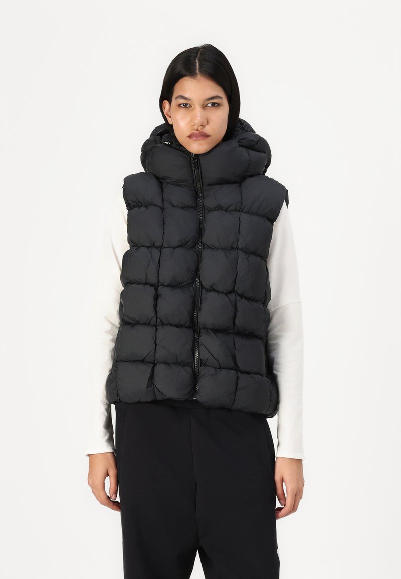 Melnas pūkām veste ar izšūtu dizainu, augstu apkakli un priekšējo rāvējslēdzēju, kas ir viegla, pildīta tekstūra, lai nodrošinātu siltumu un komfortu.