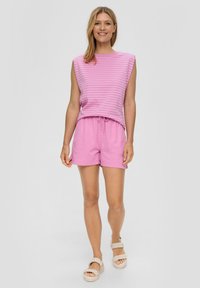 s.Oliver MIT STREIFEN - Print T-shirt - rosa