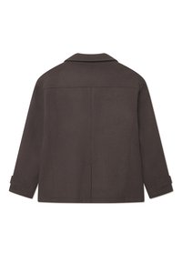 Abrigo de lana marrón oscuro con cuello de muesca, corte recto y mangas largas con tiras en los puños. Textura suave, con un detalle minimalista.