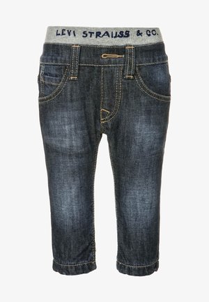 Ciemnoniebieskie dżinsy z szarym pasem w talii z logo "Levi Strauss & Co.". Zawierają kieszenie z przodu i kontrastowe żółte szwy.