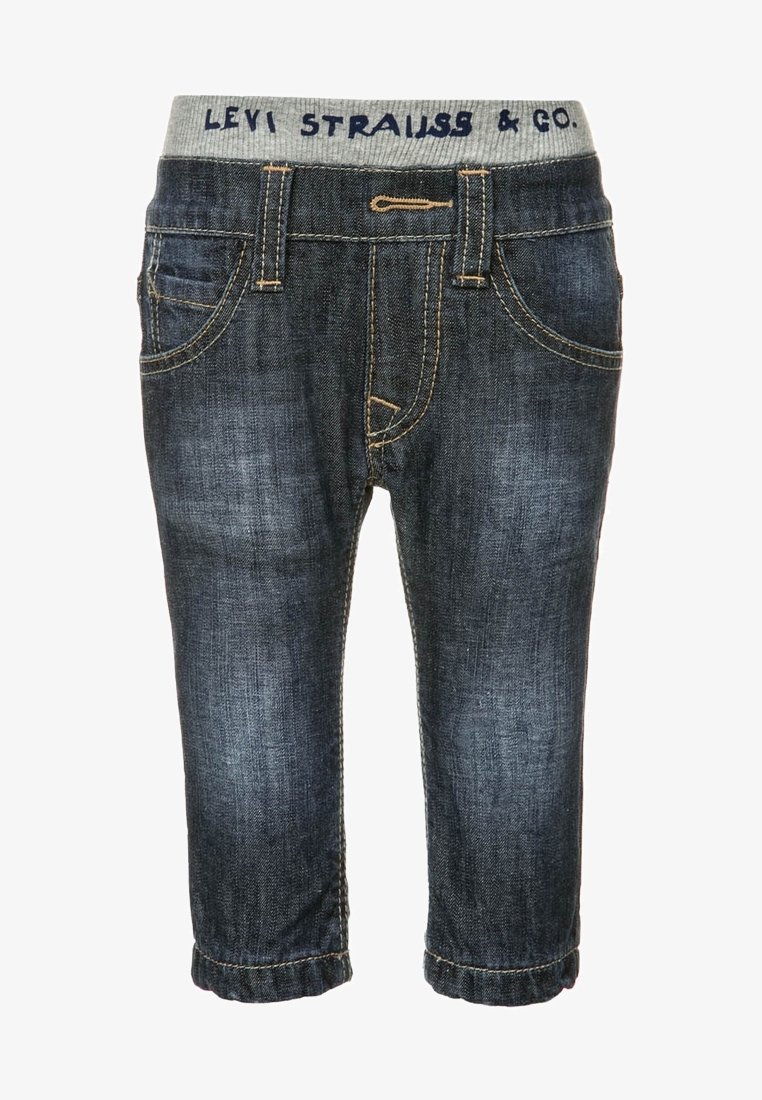 Vaqueros de denim oscuro con una cinturilla gris que presenta el logo "Levi Strauss & Co." Incluye bolsillos frontales y costuras amarillas contrastantes.