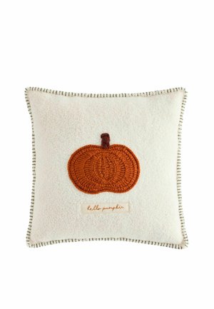 Kwadratowa biała poduszka z czarnymi przeszyciami na krawędziach, z brązową wyhaftowaną dynią i tekstem "hello pumpkin" poniżej.