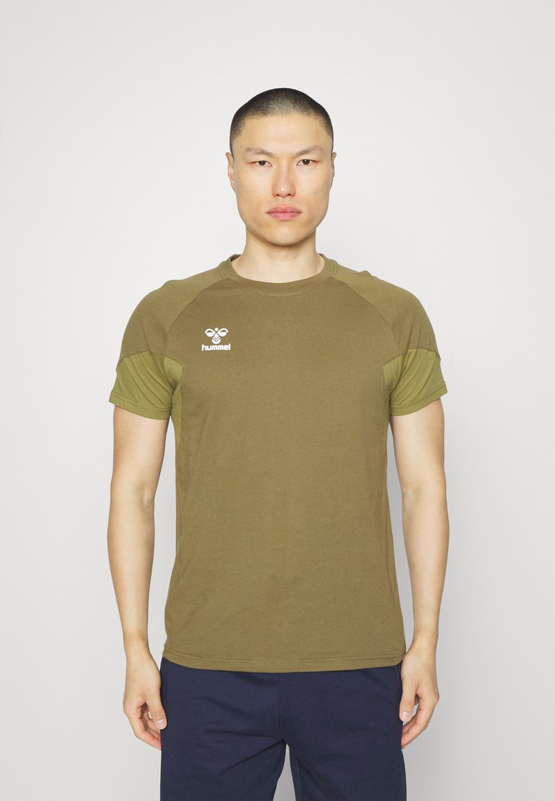 Hummel - TRAVEL S S - Camiseta básica - military olive, Ampliar