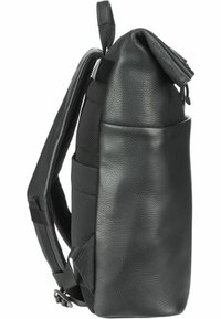 Mochila de cuero negro con textura, con parte superior enrollable, correas de hombro ajustables y acolchadas, y bolsillo lateral para almacenamiento adicional.