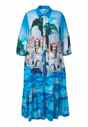 Blå kjole foran med 3/4-ærmer med farverigt motiv af kystby, bro, træer og sejlbåde. Snøre i taljen og flæsekant.