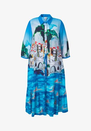 Blauwe jurk met knopen aan de voorkant en 3/4 mouwen met een kleurrijke print van een kustplaatsje, brug, bomen en zeilboten. Trekkoord in de taille en ruches aan de zoom.