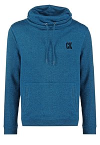 Sudadera azul texturizada con un alto cuello, bolsillo canguro frontal y detalles de costura. Presenta el logo "CK" en el lado izquierdo del pecho.
