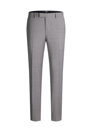 Pantaloni da abito grigio chiaro su misura con pieghe frontali, passanti per cintura e vestibilità slim, mostrati su sfondo bianco.