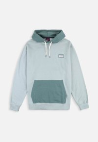 Sweatshirt à capuche bleu clair avec une poche kangourou vert foncé et une capuche assortie, ornée d'un petit logo de la marque brodé sur la poitrine.