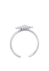 Silverring med en blommönsterdesign på toppen och en slät, polerad banda. Ringen har en öppen stil för enkel justering.