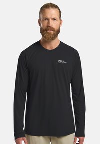 Schwarzes Langarmshirt aus leichtem Material, mit Rundhalsausschnitt und dem Jack Wolfskin-Logo auf der linken Brust.