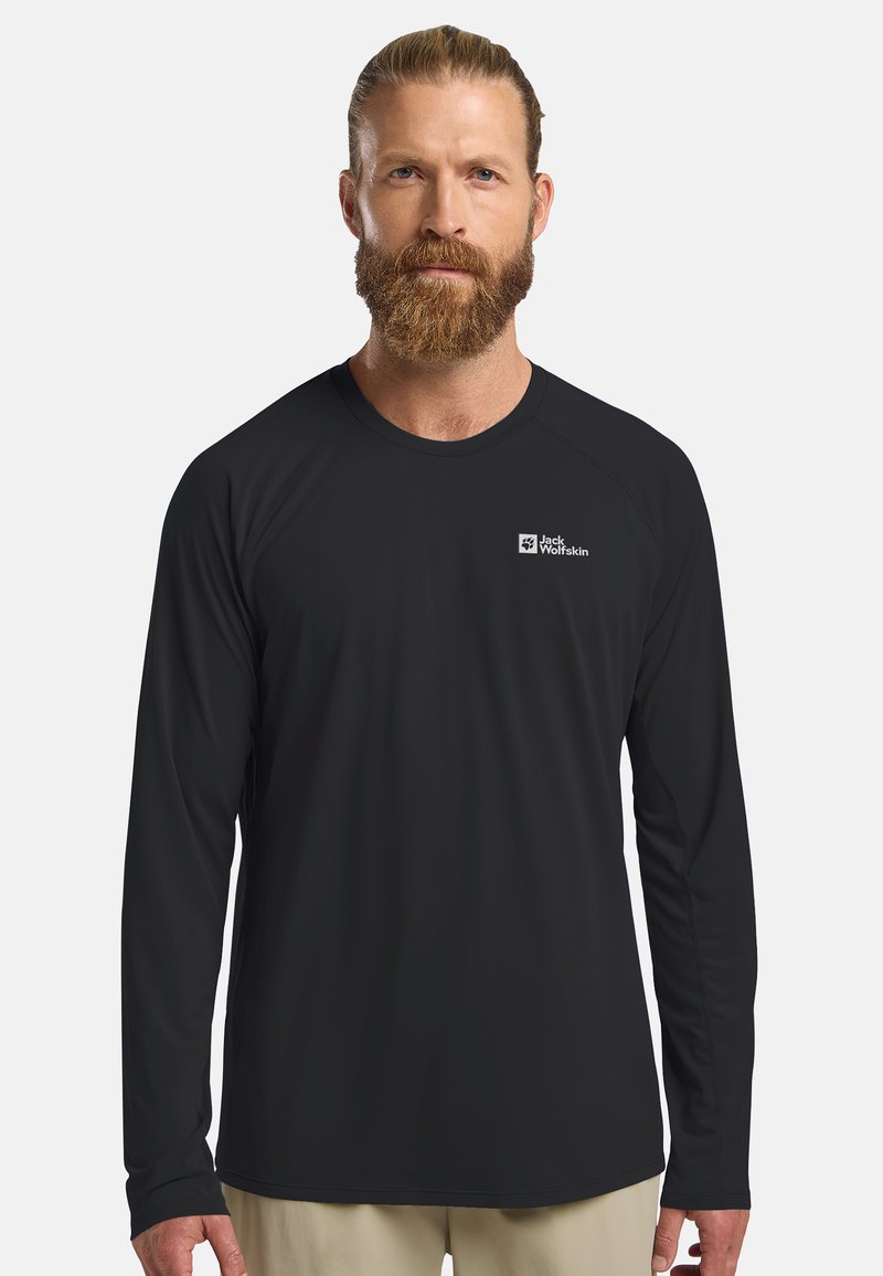 Maglietta nera a maniche lunghe realizzata in tessuto leggero, con collo a giro e logo Jack Wolfskin sul lato sinistro del petto.