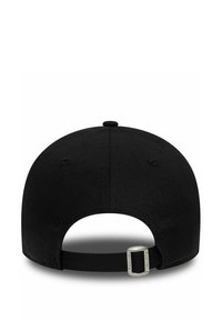 Gorra de béisbol negra con visera plana, correa ajustable en la parte posterior y un acabado de tela texturizada. Presenta un botón circular en la parte superior.
