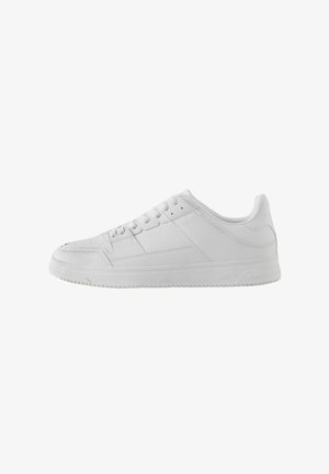 Deportivo de perfil bajo completamente blanco con diseño de cordones, paneles de cuero texturizado y suela plana de goma, visto desde un lado.