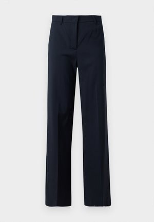 Pantalons larges bleu marine avec un devant plat, fabriqués en tissu lisse. Caractéristiques des passants de ceinture et un design épuré sans poches ni embellissements.