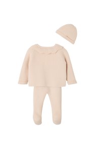 Cremefarbiges gestricktes Baby-Outfit mit langärmligem Pullover, der einen gewellten Kragen hat, passenden Hosen mit Füßen und einer Mütze.