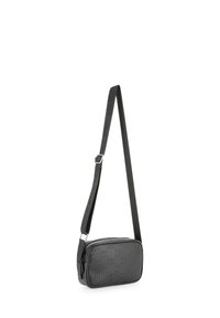 Sac bandoulière noir en matériau texturé, de forme rectangulaire, avec des logos embossés, une bandoulière réglable et des ferrures en métal argenté.