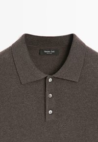 Maglione polo marrone lavorato a maglia con tre bottoni e colletto a coste, etichettato Massimo Dutti, fatto in Cina.